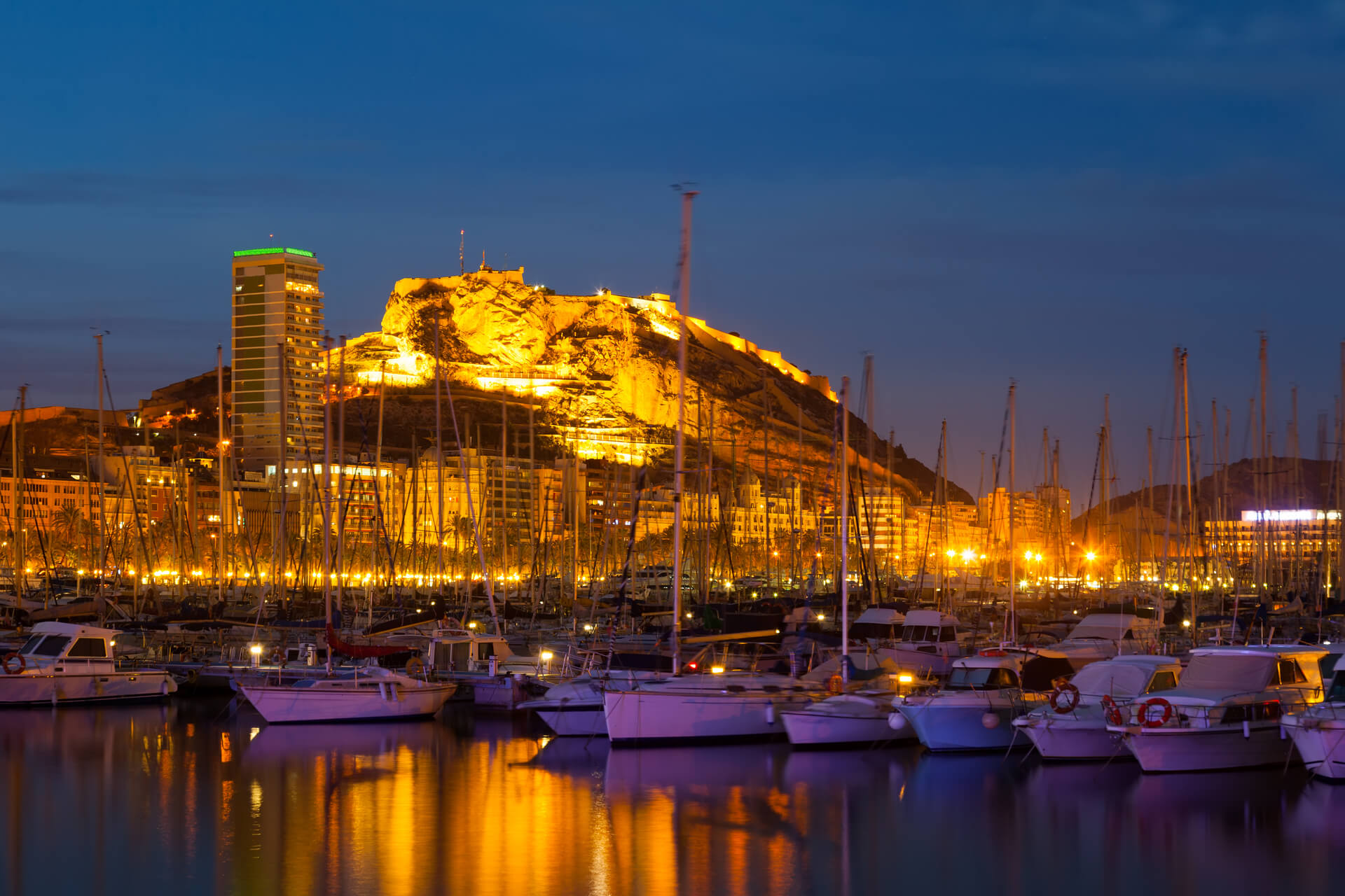 vista-del-puerto-en-la-noche-alicante (1)